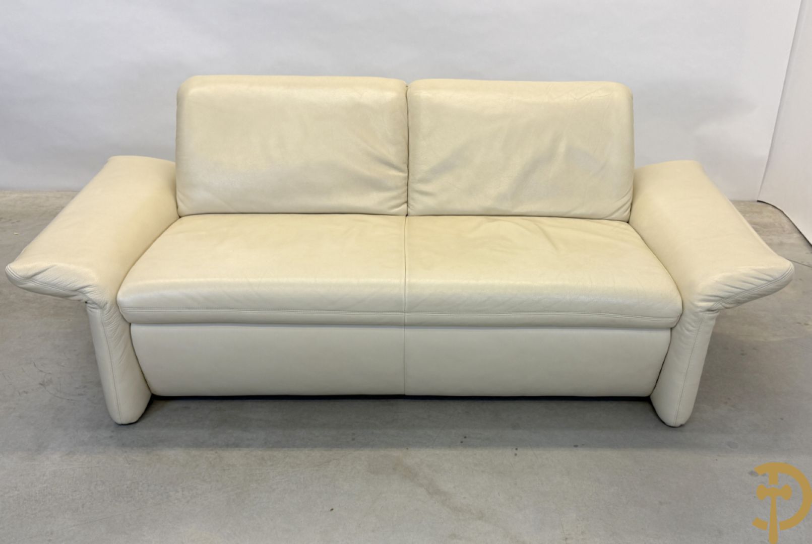 Salonensemble Koinor bestaande uit 3 elementen waarvan groot element met uittrekbaar voeteinde en twee tweezits