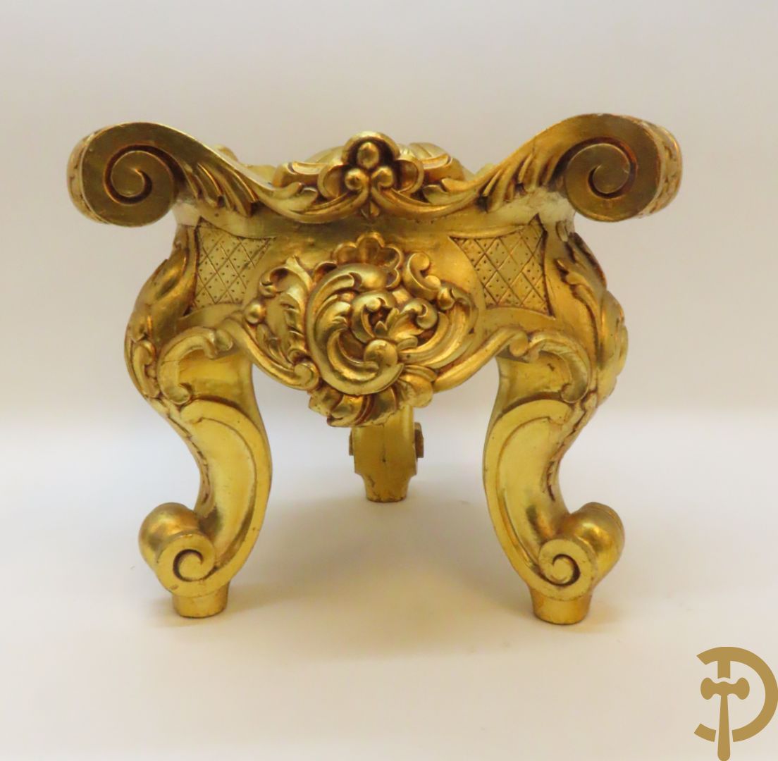 Twee vergulde sokkels met accanthusranken