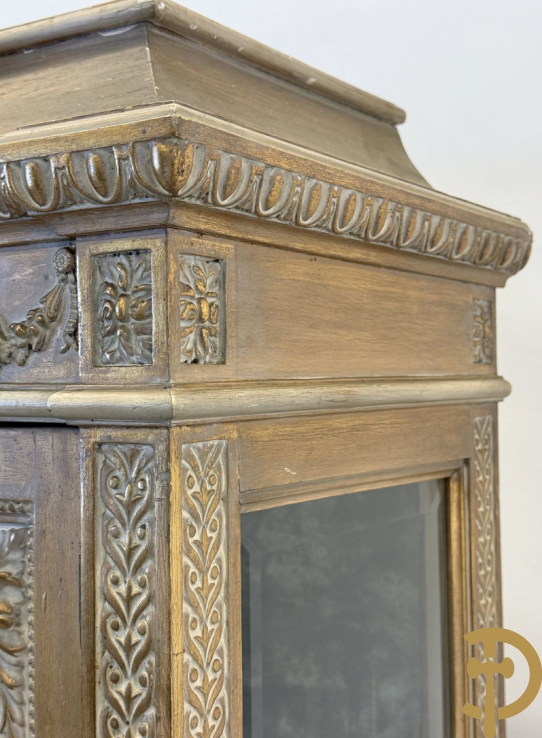 Vergulde ééndeursvitrine met geslepen ruiten, guirlandes en rocailles, bovenaan bekroond met bloemenkrans, Louis XVI stijl