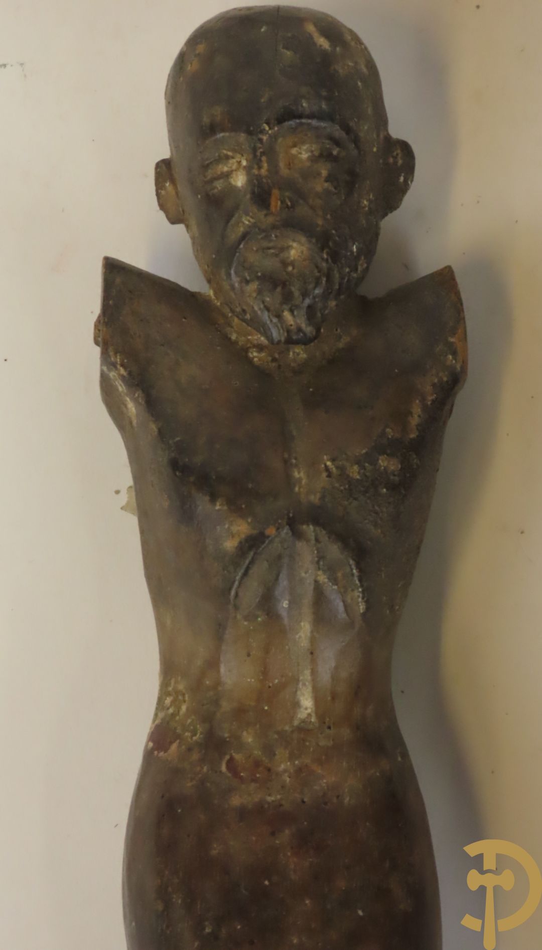 Vier houtgesculpteerde corpussen