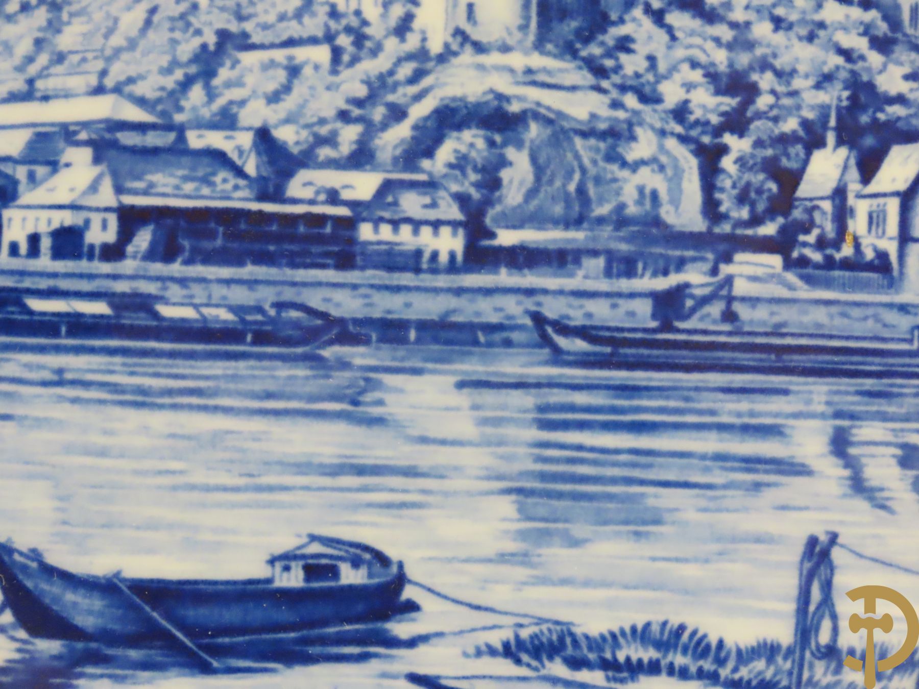 Zes porseleinen borden onder gemerkt met zwaarden / Meissen : 1 bord met stadstafereel, 1 verlucht bord met drakendecor, 1 bord met vogeldecor, 1 met bloemen en 2 met bloemendecor omgeven door vergulde rand