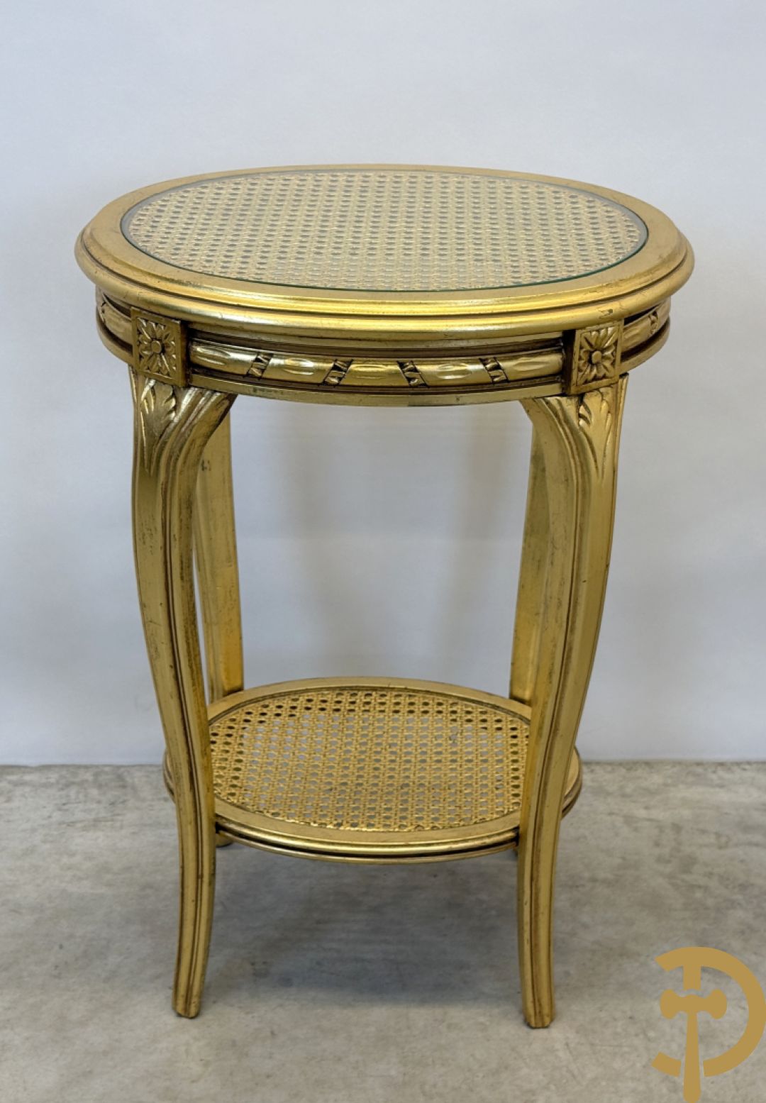 Paar vergulde Louis XVI bijzettafeltjes met cannage op voluutvormige poten
