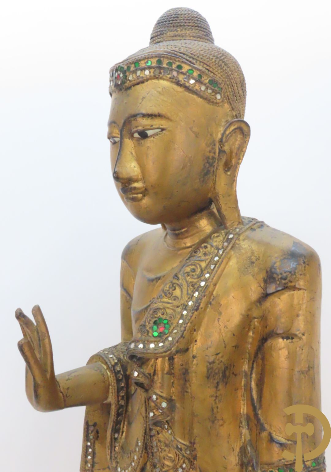 Grote staande vergulde houtgesculpteerde boedha +vergulde  zittende houten boedha met edelsteentjes