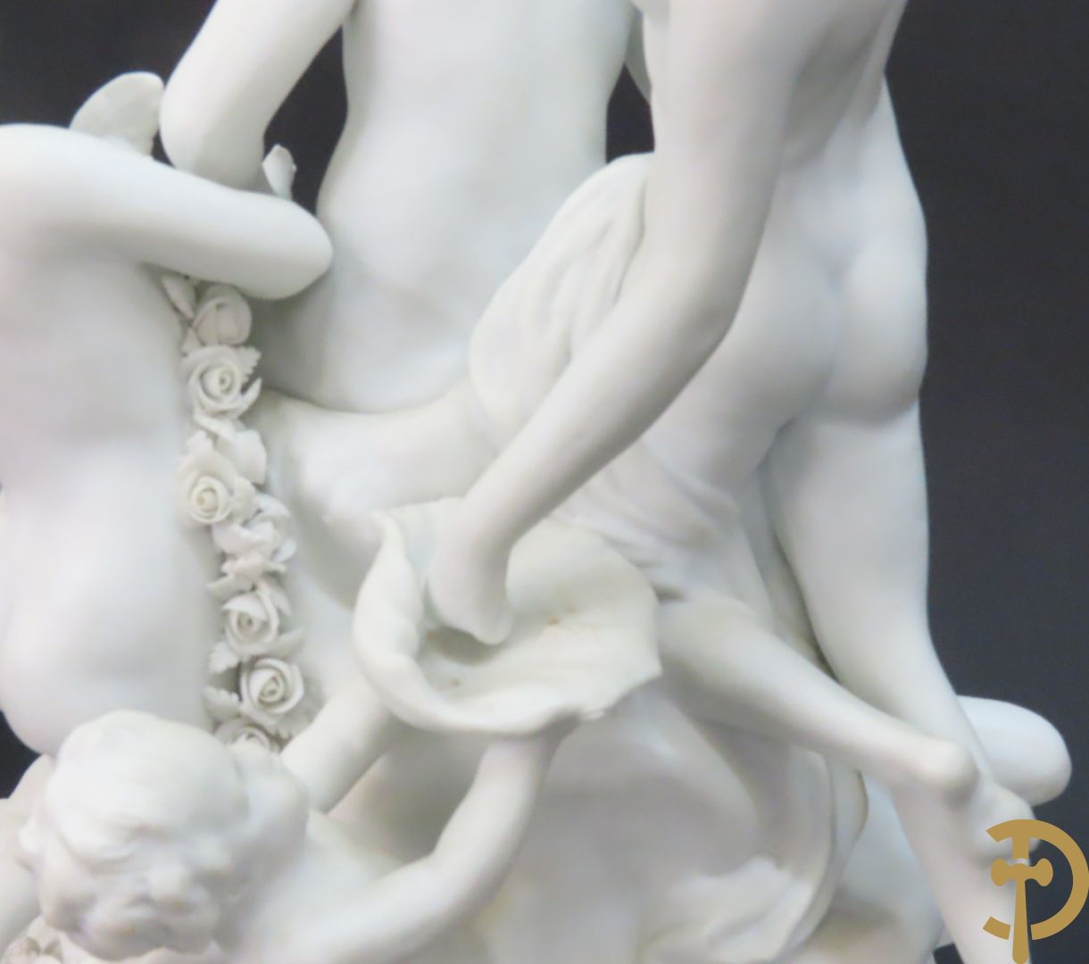 Porseleinen sierbeeld met 4 naakte dames en cupido bezet met bloemenkransen, Sèvres gemerkt