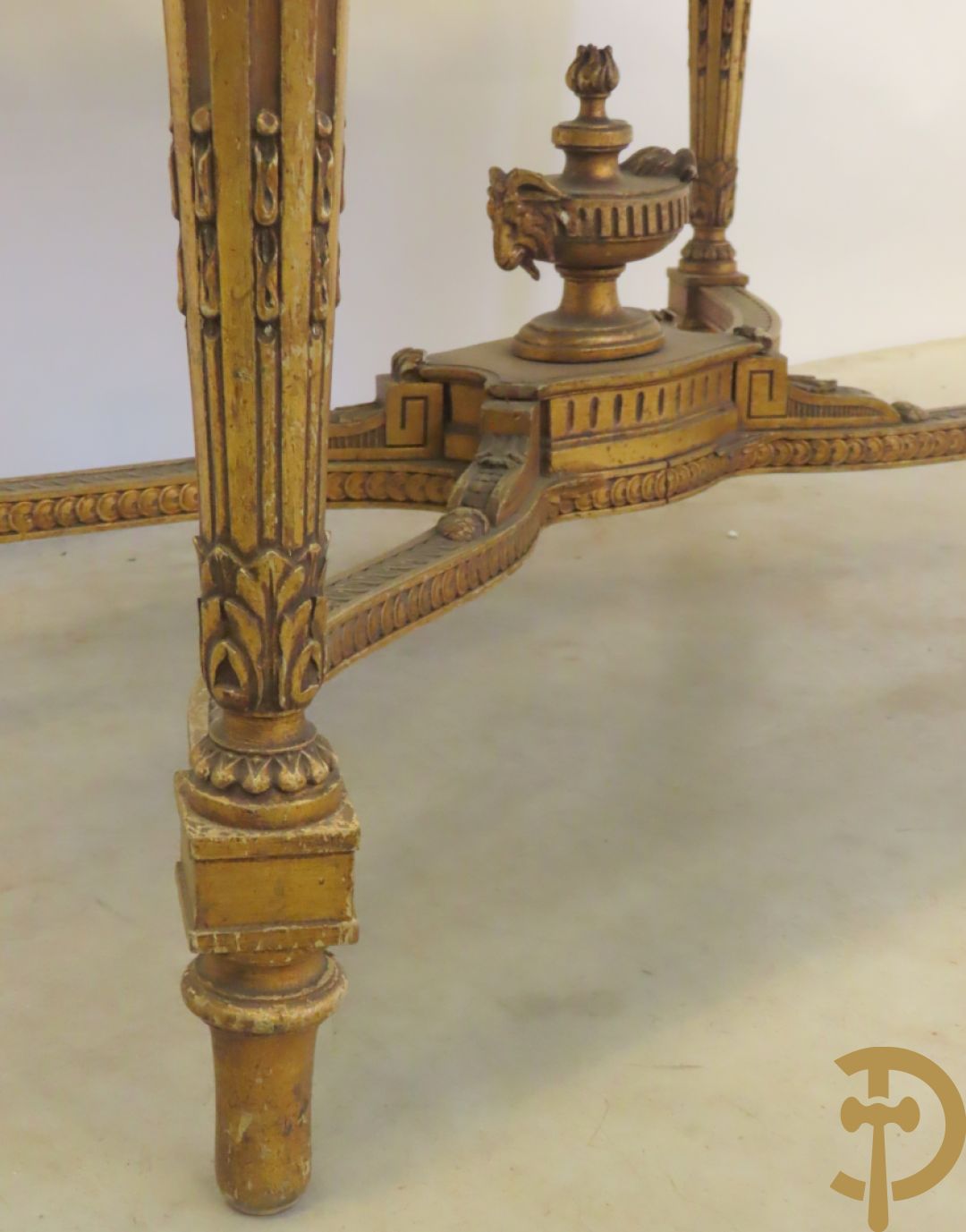 Vergulde salontafel met Louis XVI motieven op gecanneleerde poten