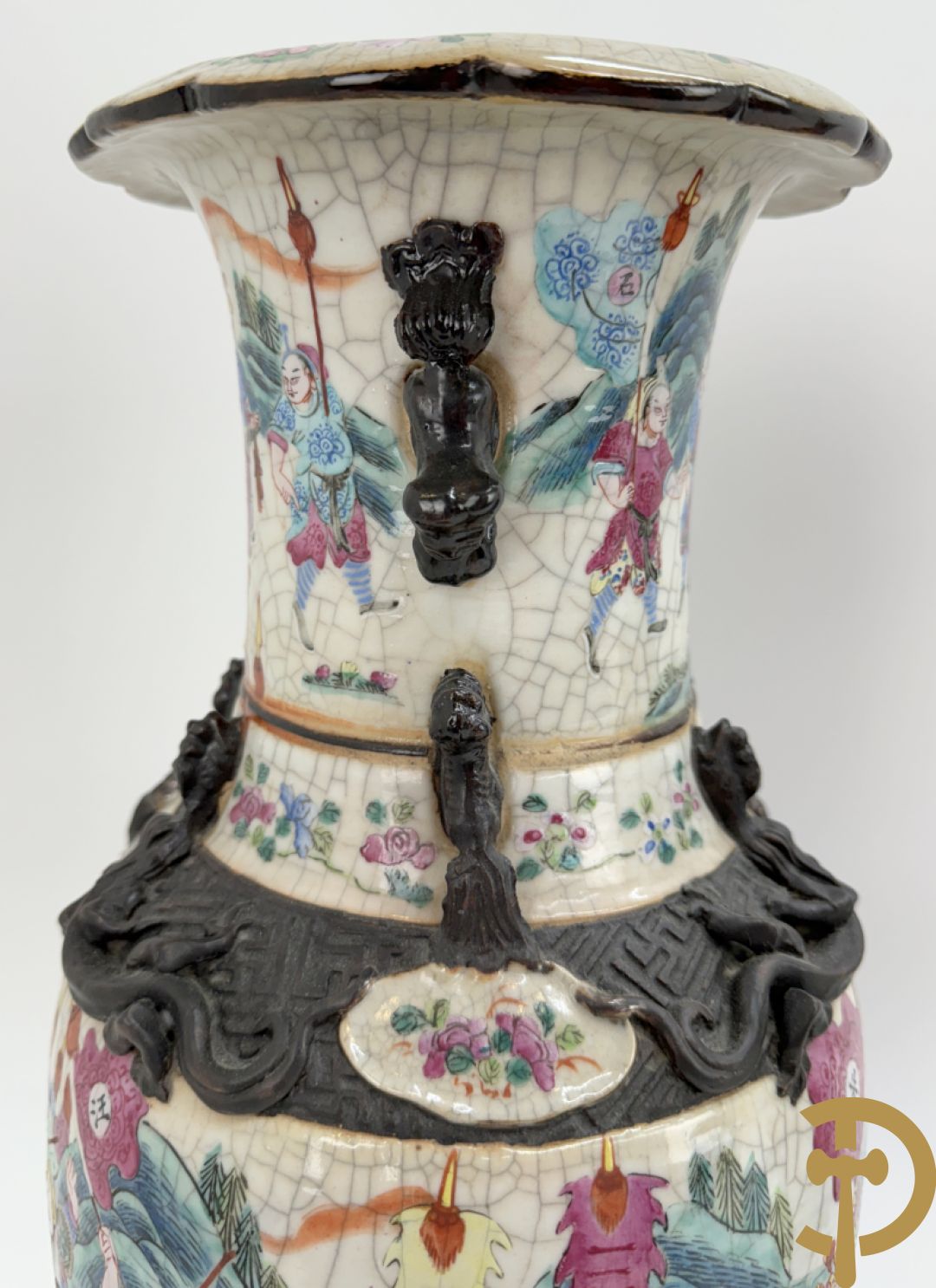 Paar Nankin vazen met dansende figuren en krijgertaferelen op houten sokkels