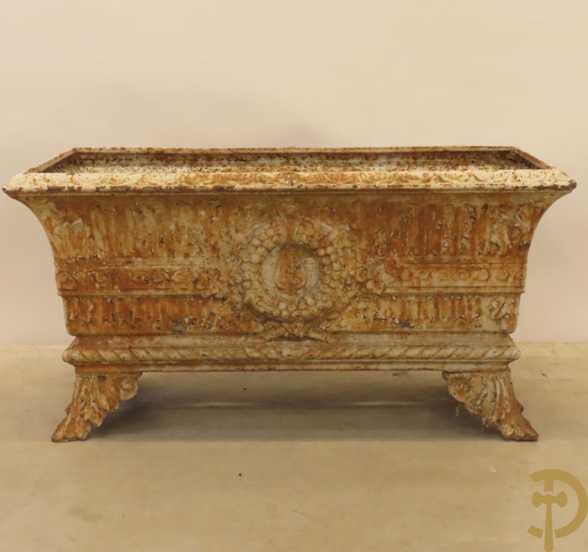 Gietijzeren jardinière met accanthusranken en sierkrans