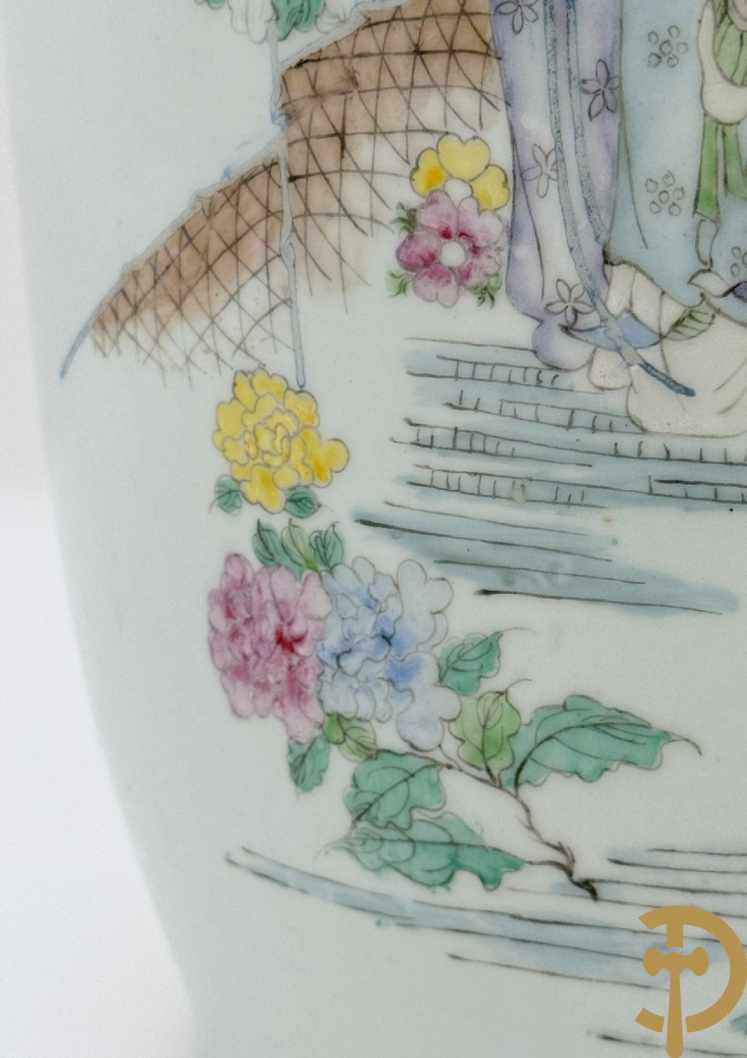 Paar Chinese porseleinen vazen met decor van dames in landschap