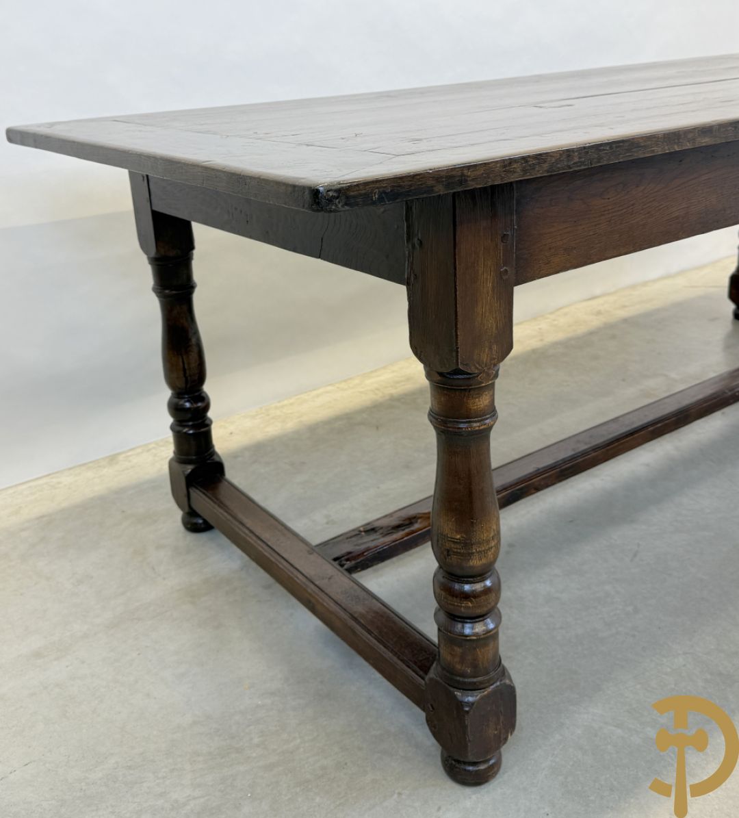 Massief eiken tafel op ballusterpoten