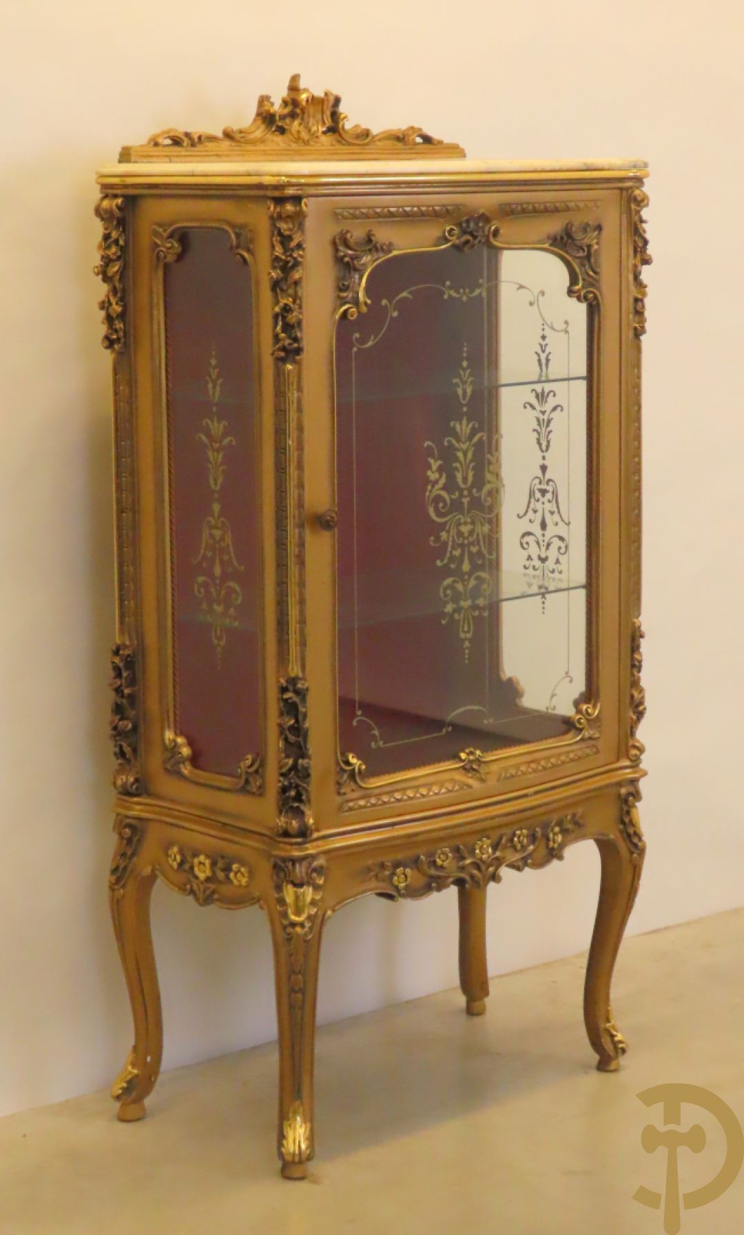 Vergulde vitrine met accanthusranken en ornamentiek in de ruiten geslepen, bovenaan bezet met marmeren blad