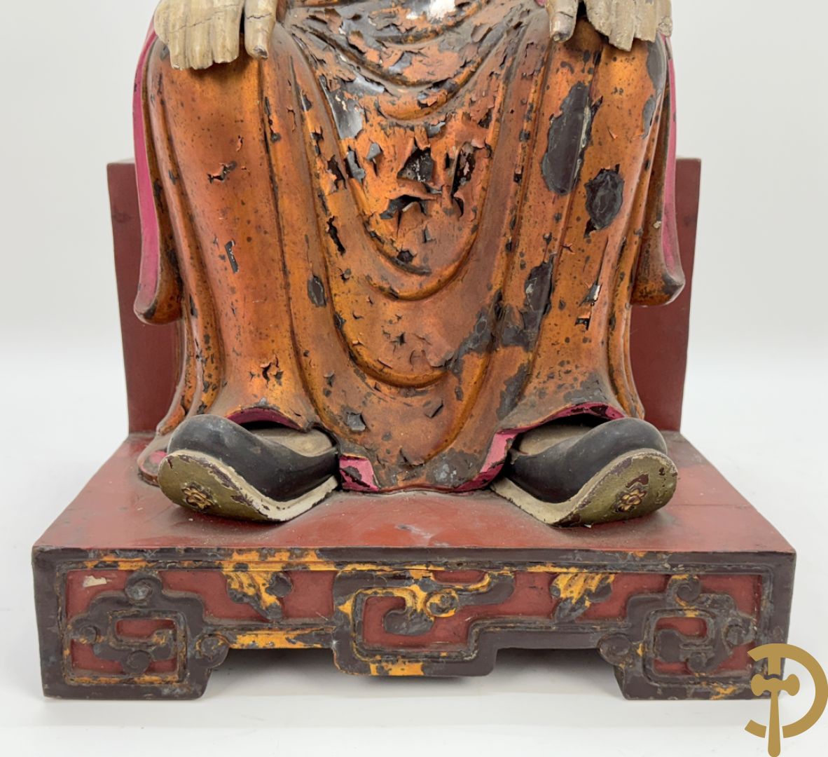 Houtgesculpteerd en gepolychromeerd zittend boedhistisch figuur