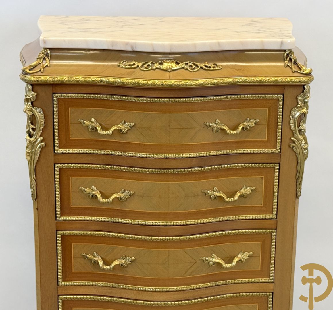 Notelaren zevenladenkast met bronsbeslag op voluutvormige poten - bovenaan marmeren blad