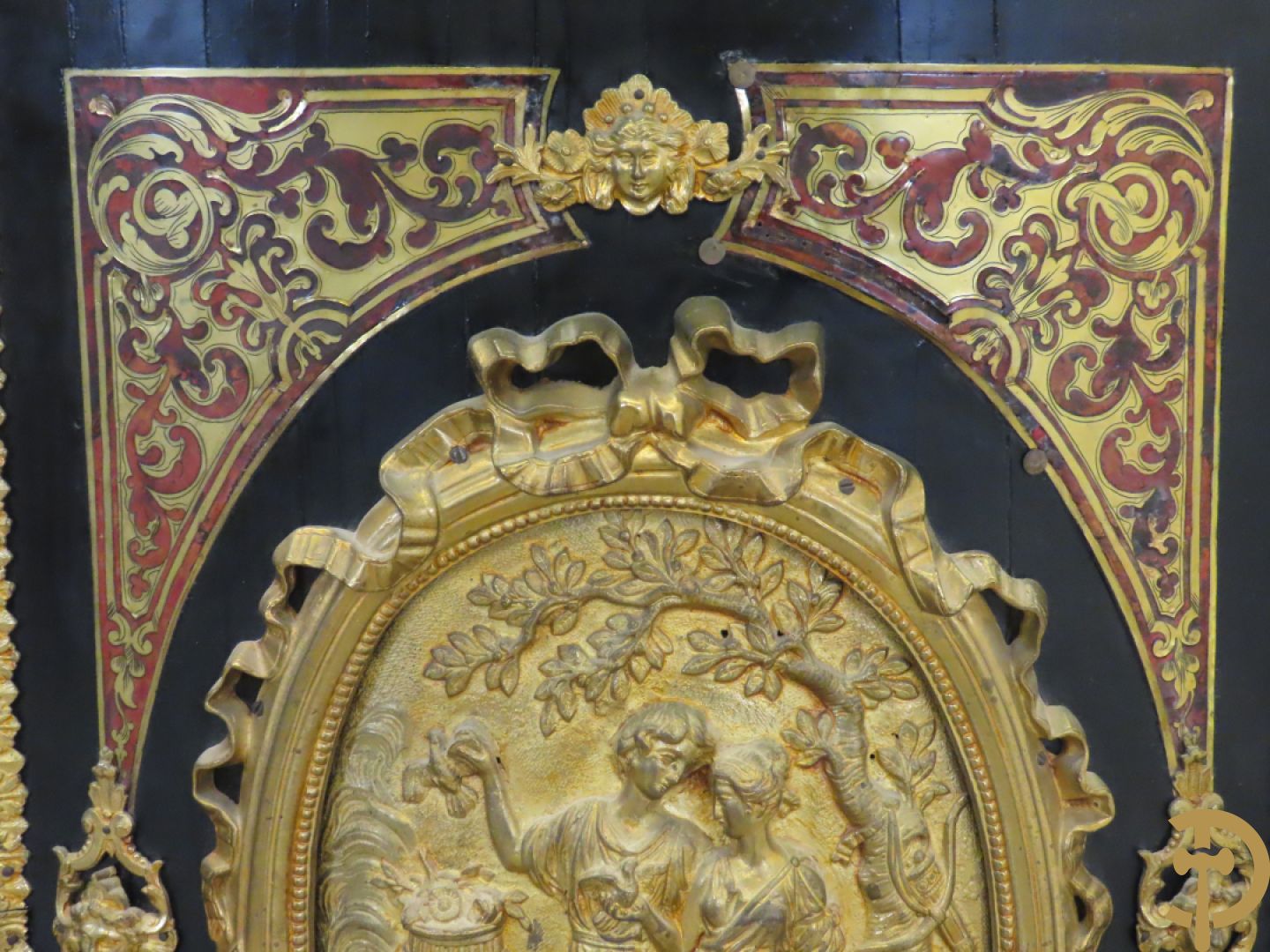 Napoleon III dressoir, centraal met bronnen plakkette omgeven door Louis XVI strik, met 2 zijdelingse vitrines met gebogen glas - stijlen bezet met bronzen dameshoofden