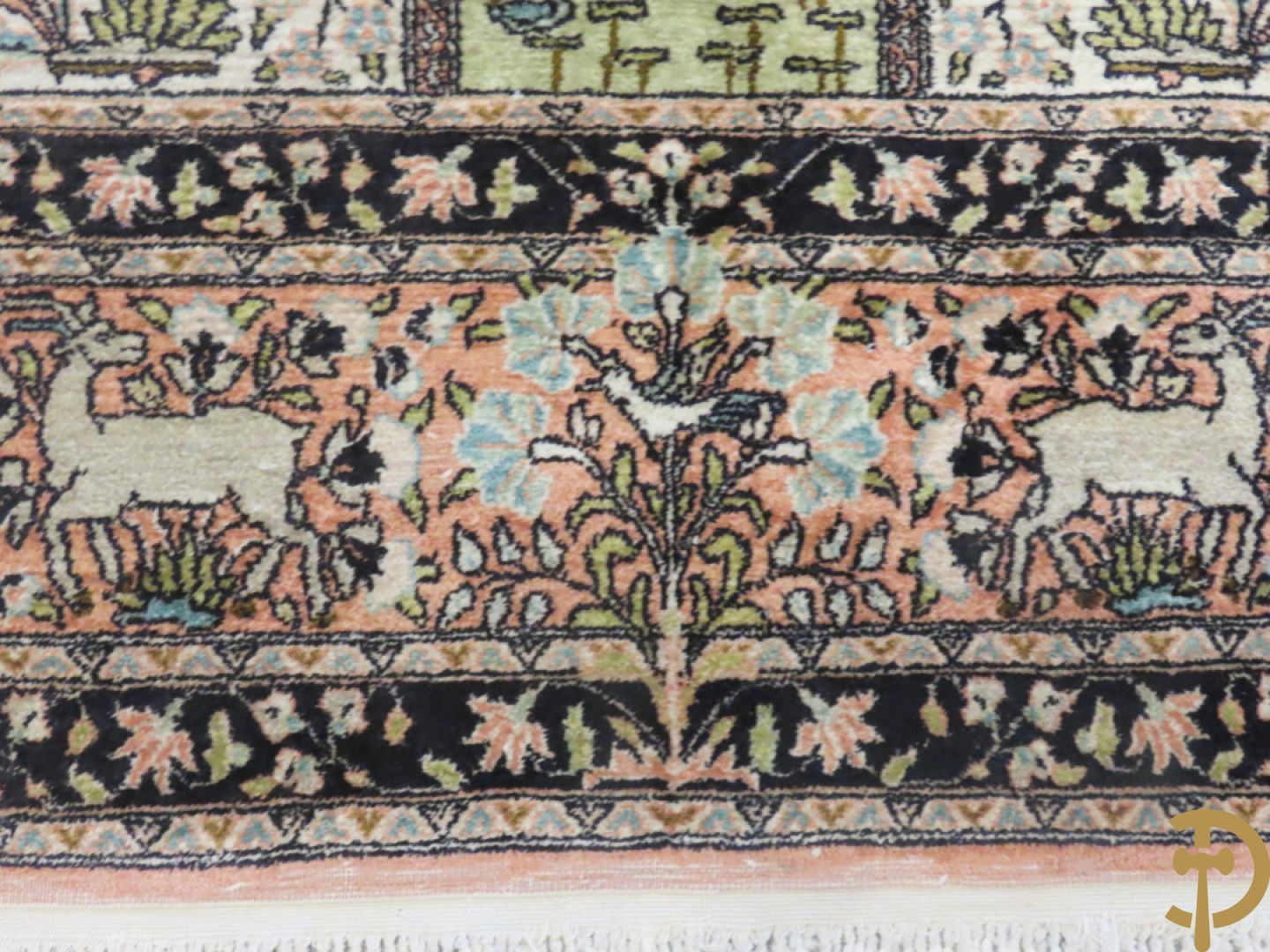 Oosters handgeknoopt zijden tapijt met bloemen- dierenmotieven