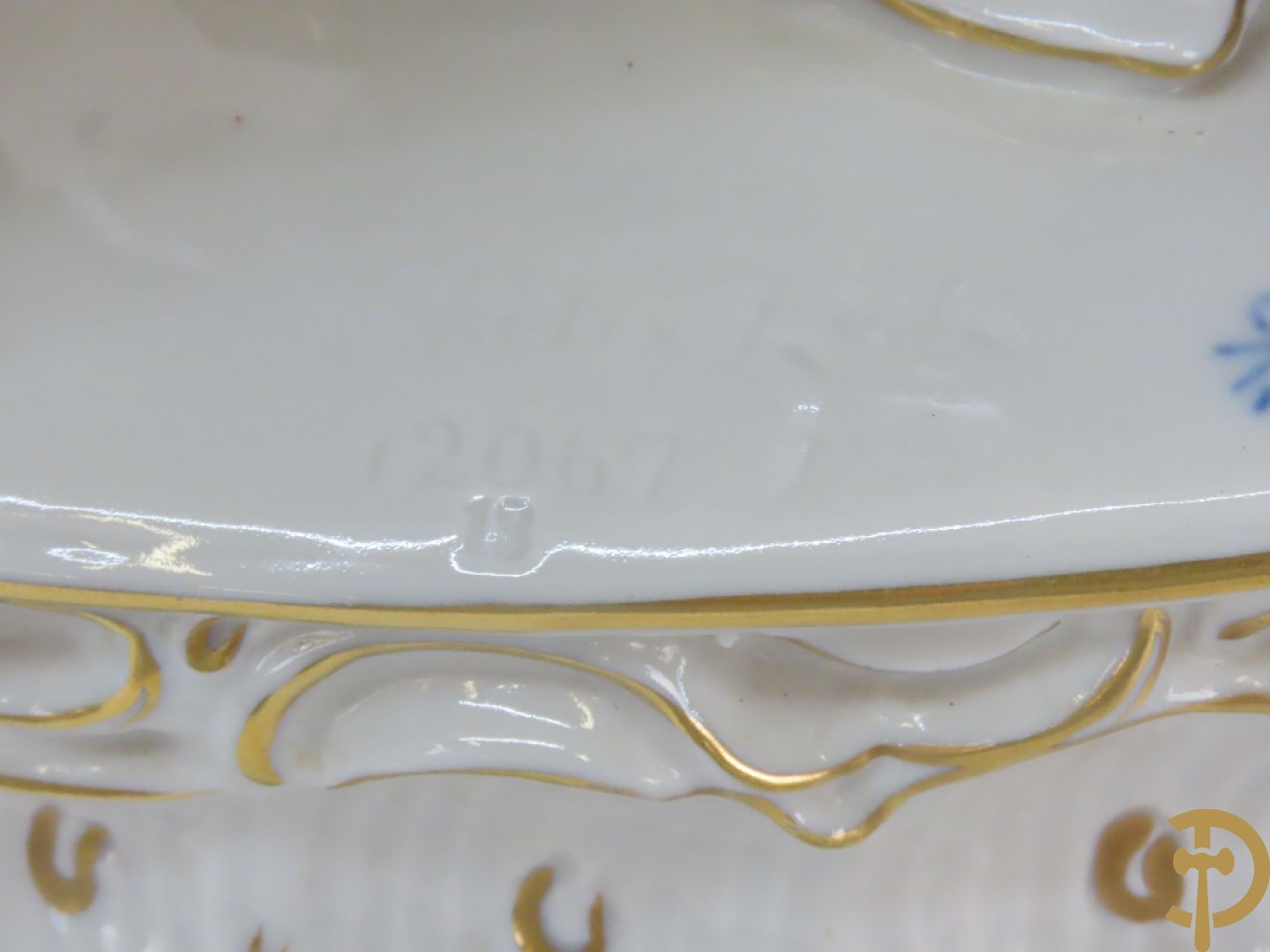 Porseleinen groep met zittende dame bij mandoline en heer met boeket bloemen, achteraan gemerkt Sax