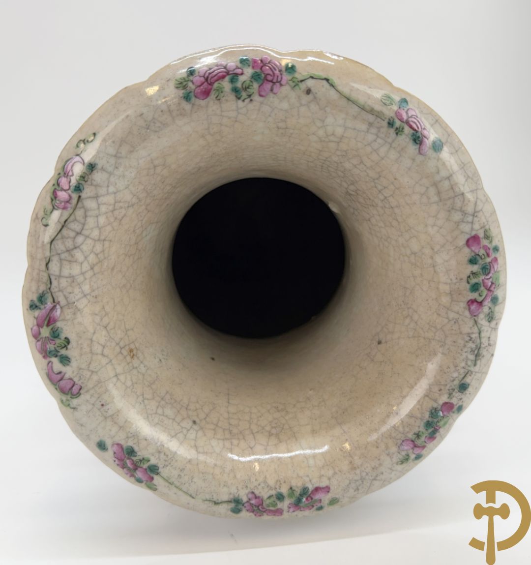 Paar Nankin vazen met dansende figuren en krijgertaferelen op houten sokkels