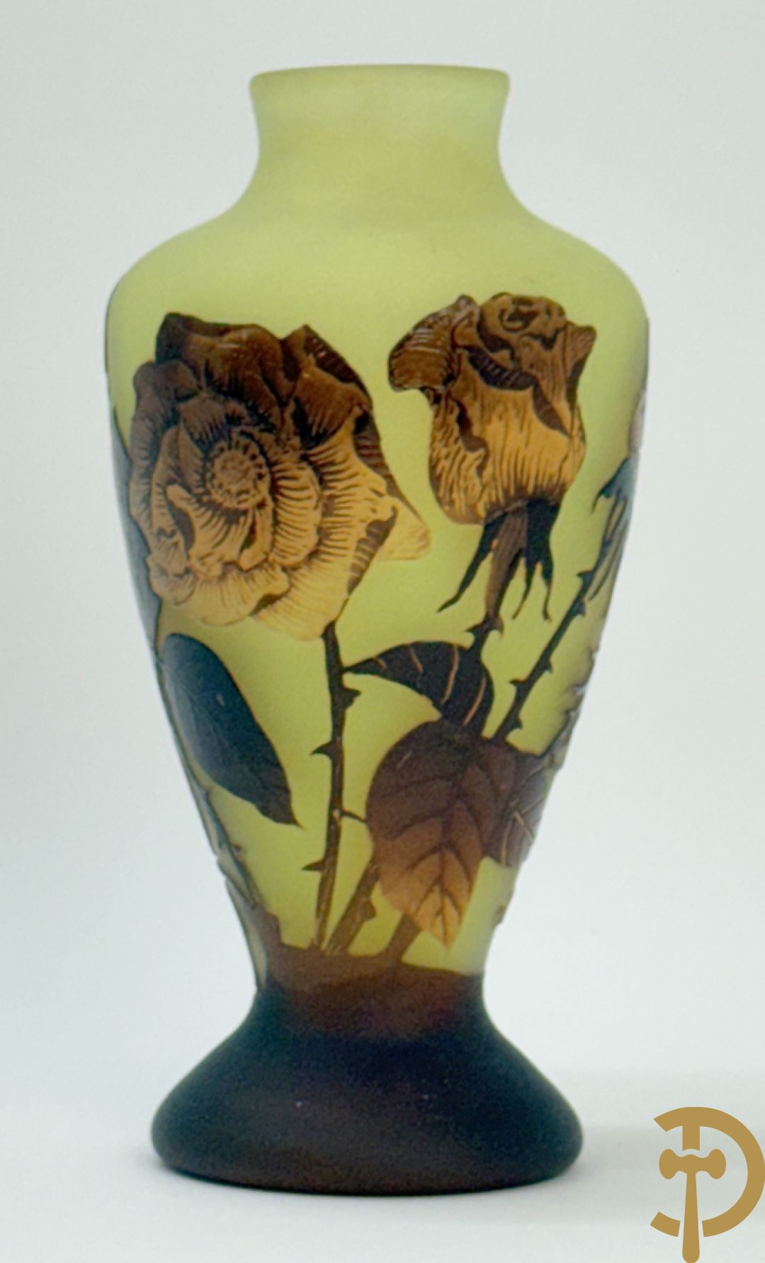 Vaas in glaspasta met gestyleerd bloemendecor, gemerkt Tudor