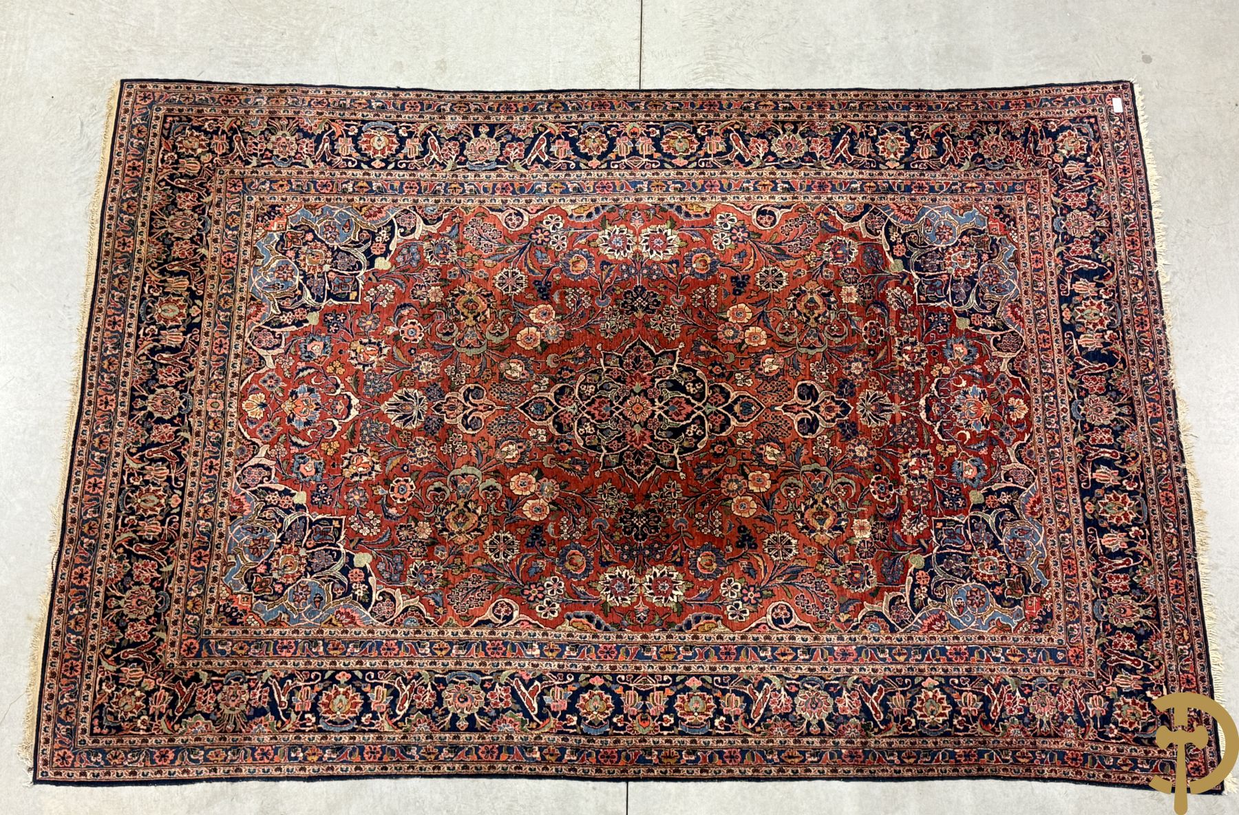 Oosters handgeknoopt tapijt met bloemenmotieven op rode fond