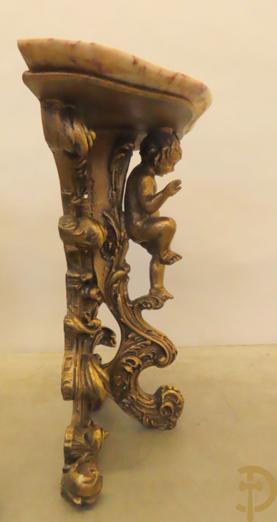 Twee vergulde consooltjes met cupido