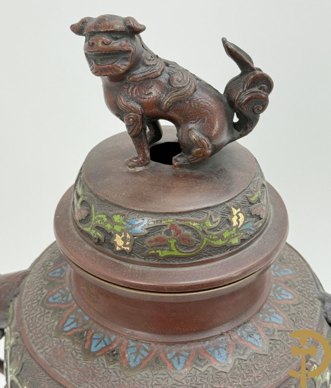 Japanse cloisoné vaas met fo-hond en bloemenmotieven