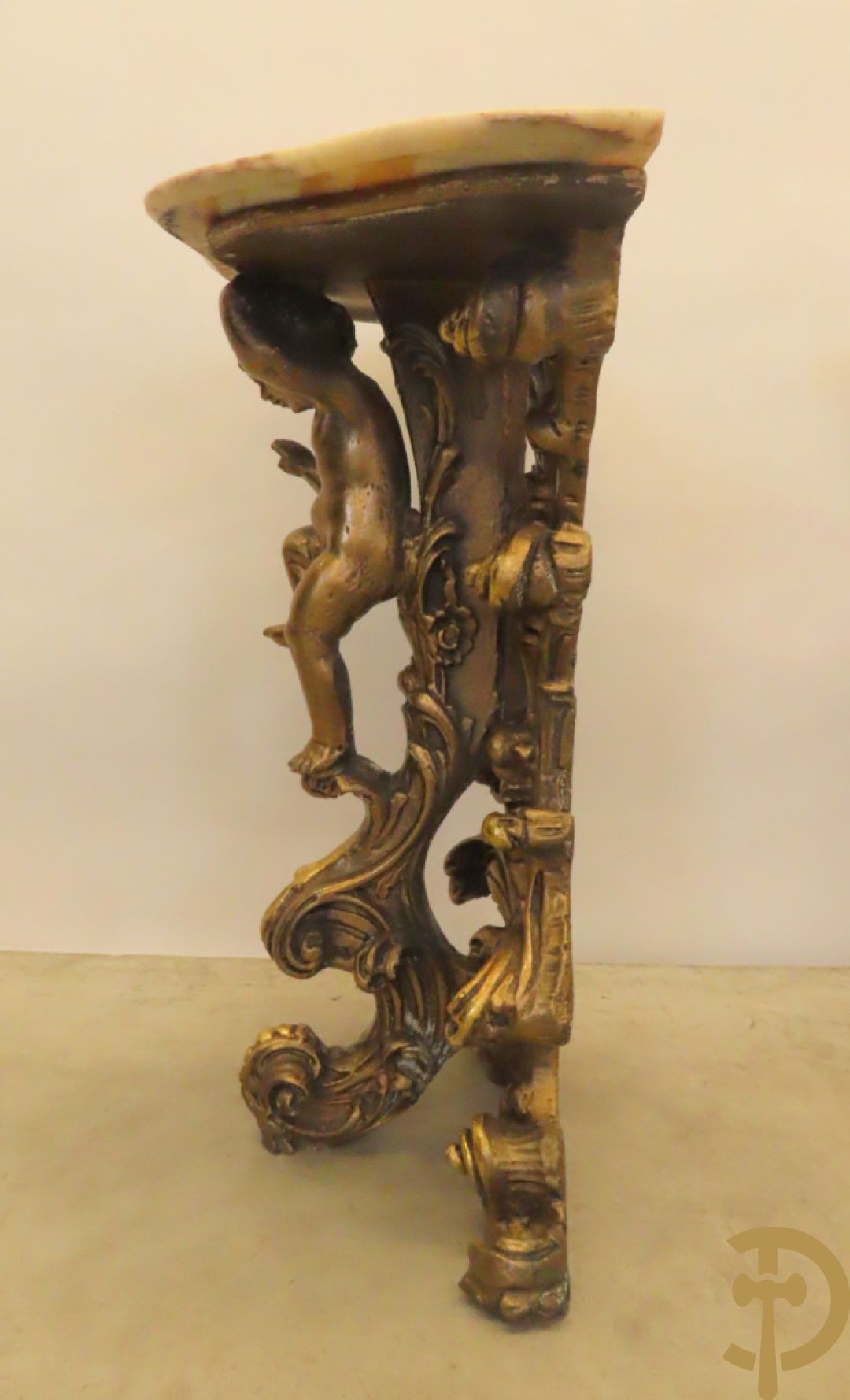 Twee vergulde consooltjes met cupido