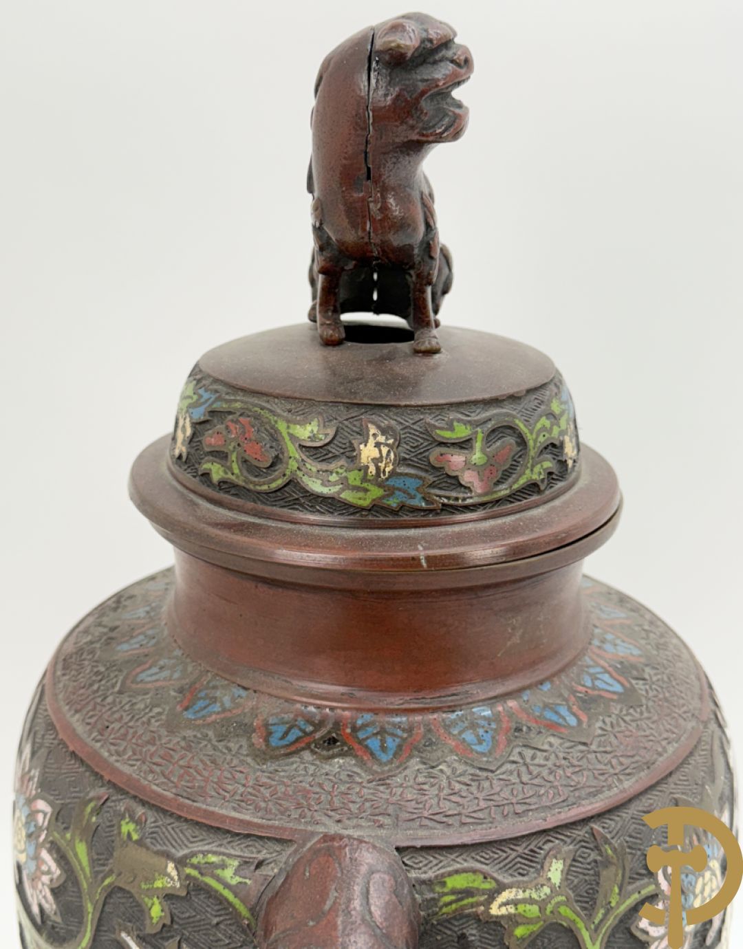 Japanse cloisoné vaas met fo-hond en bloemenmotieven