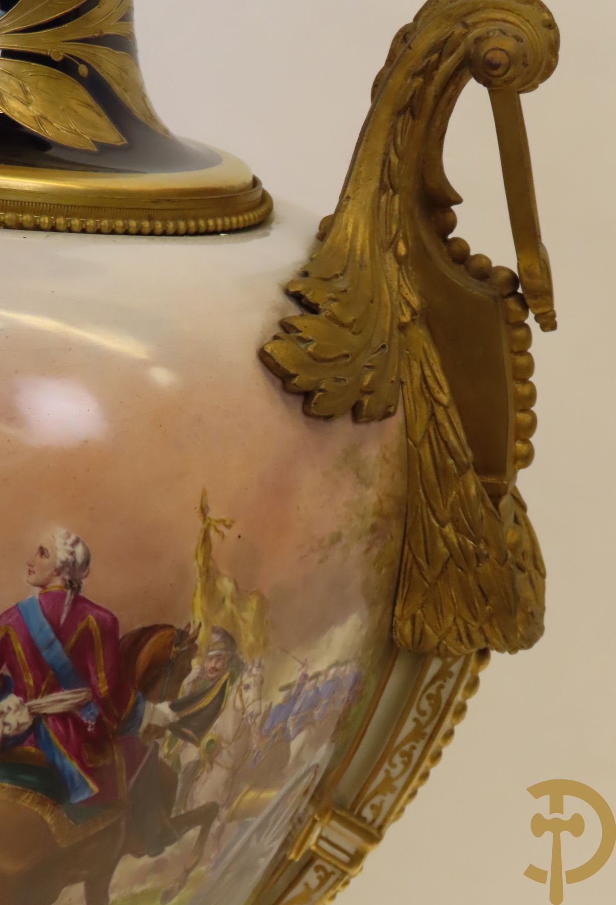 Grote porseleinen Sèvres vaas met dubbel decor van cavalerie, slagveldtaferelen en zicht op kasteel, DESPREZ H. getekend in het decor - bovenaan met verguld decor en zijdelings met bronzen oren en accanthusranken - deksel met Sèvres merkteken - op vierkante bronzen sokkel met klauwepoten