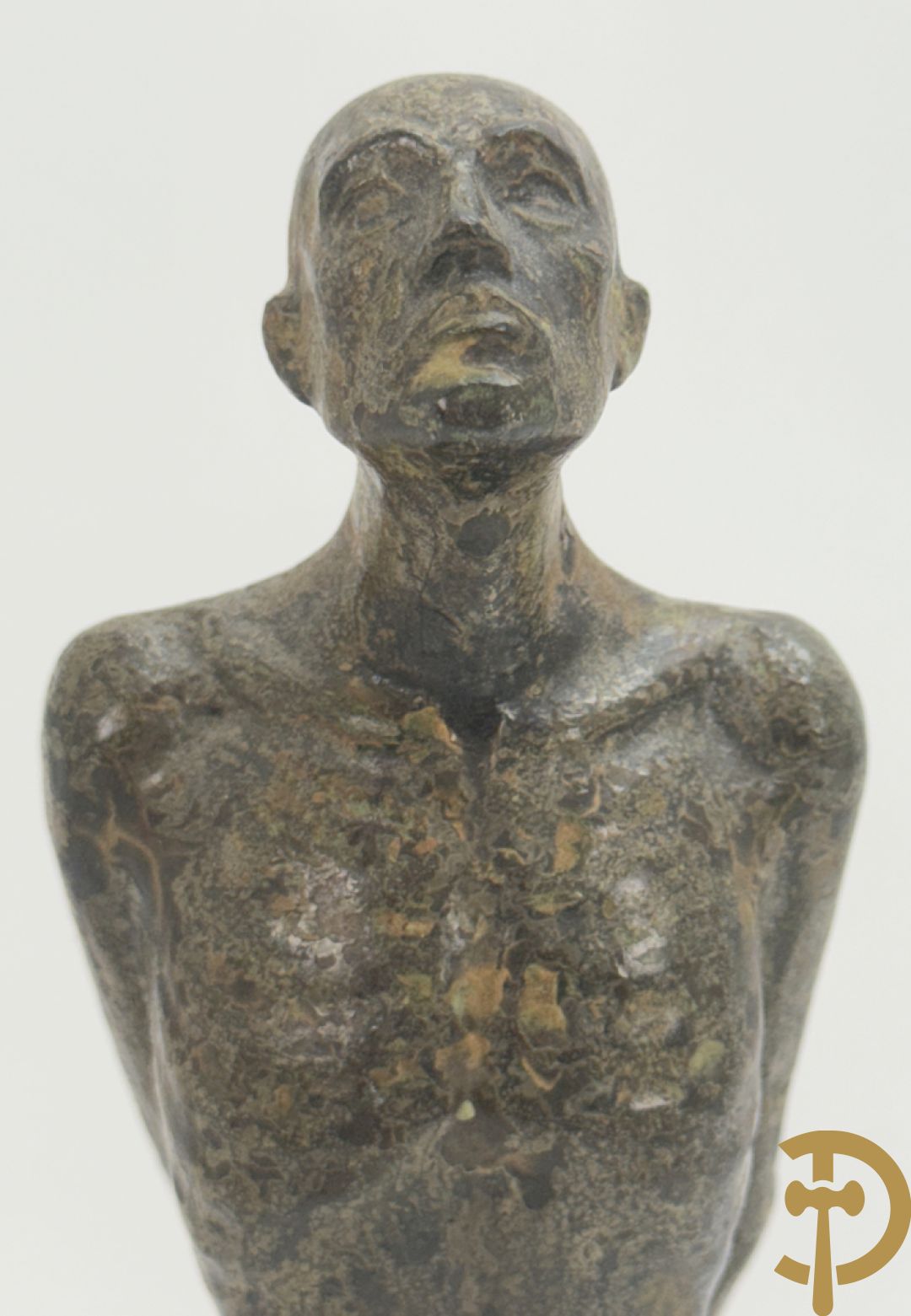 VAN CuL...(?) onleesbaar getekend achteraan Bronzen boegbeeld W.O. II Duits met tekens op marmeren sokkel