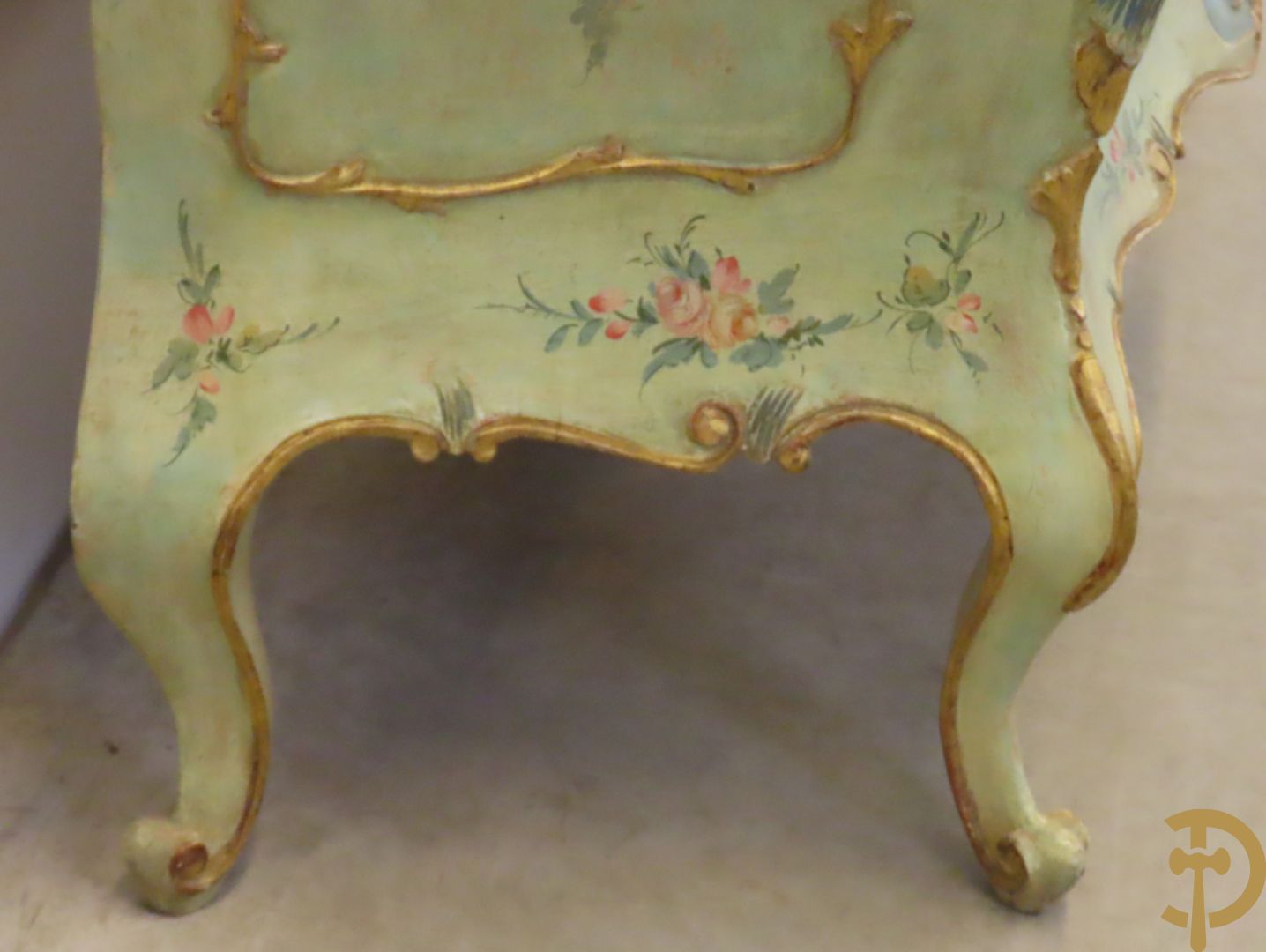 Gegalbeerde tweeladencommode op voluutvormige poten met verguld en beschilderd bloemendecor