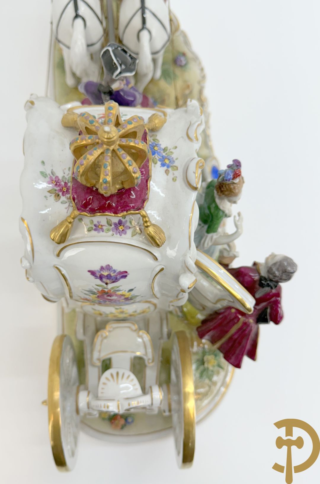 Porseleinen meerkleurige groep met koets, edeldame, lakei, ruiter en 2 paarden