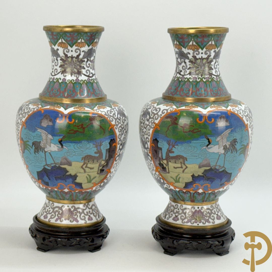 Paar cloisoné vazen met decor van vogels en bloemen op bijhorende zwarte sokkels