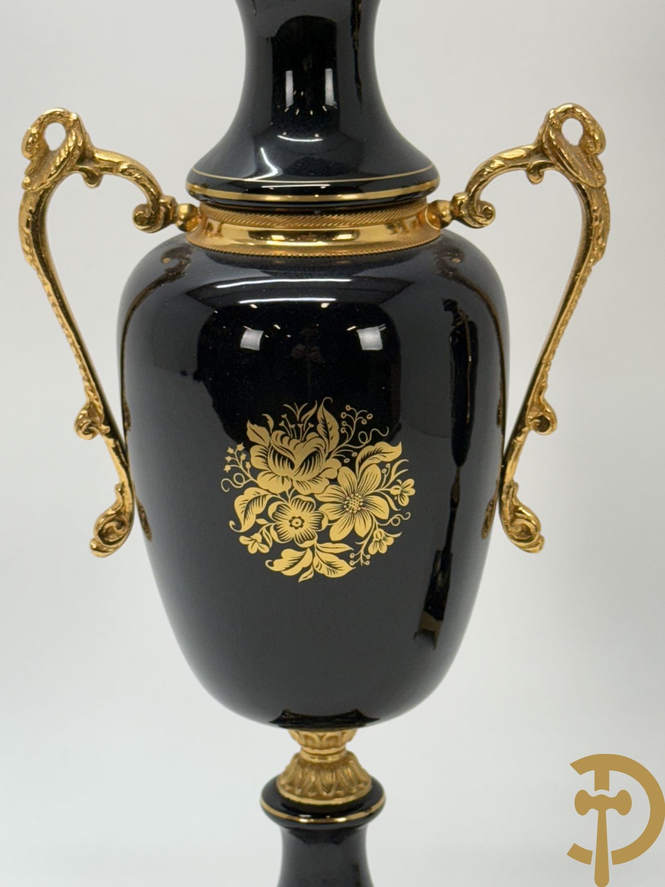 Paar kobaltblauwe siervazen met romantisch decalcomanie decor bezet met bronzen armen