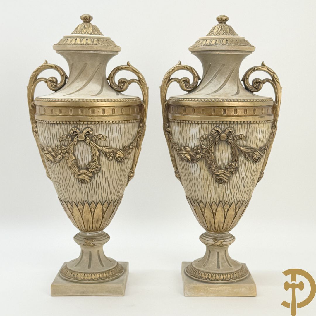 Paar cassolettes in composiet met vergulde Louis XVI motieven