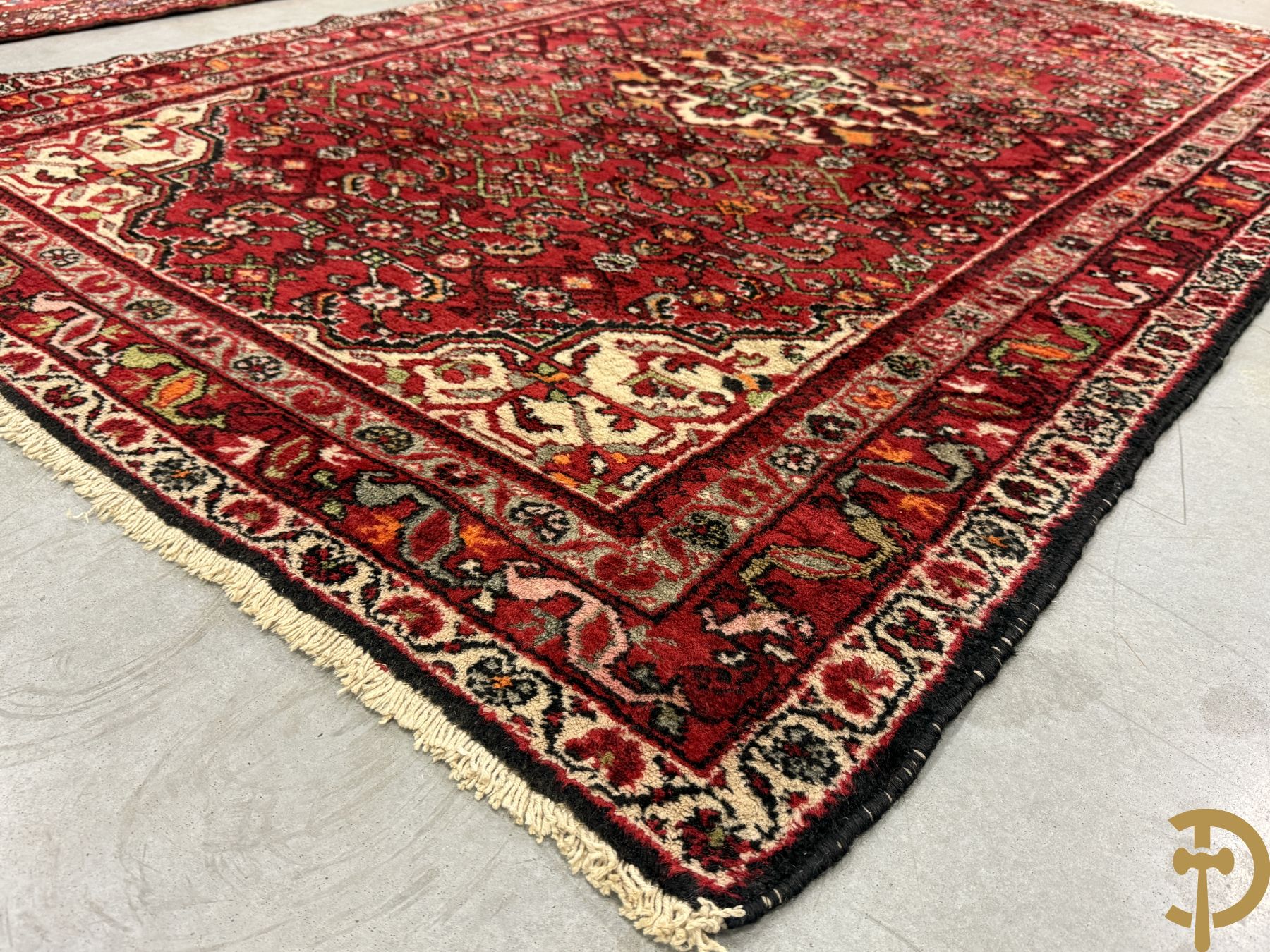 Drie oosterse handgeknoopte tapijten met bloemen- en vazendecor