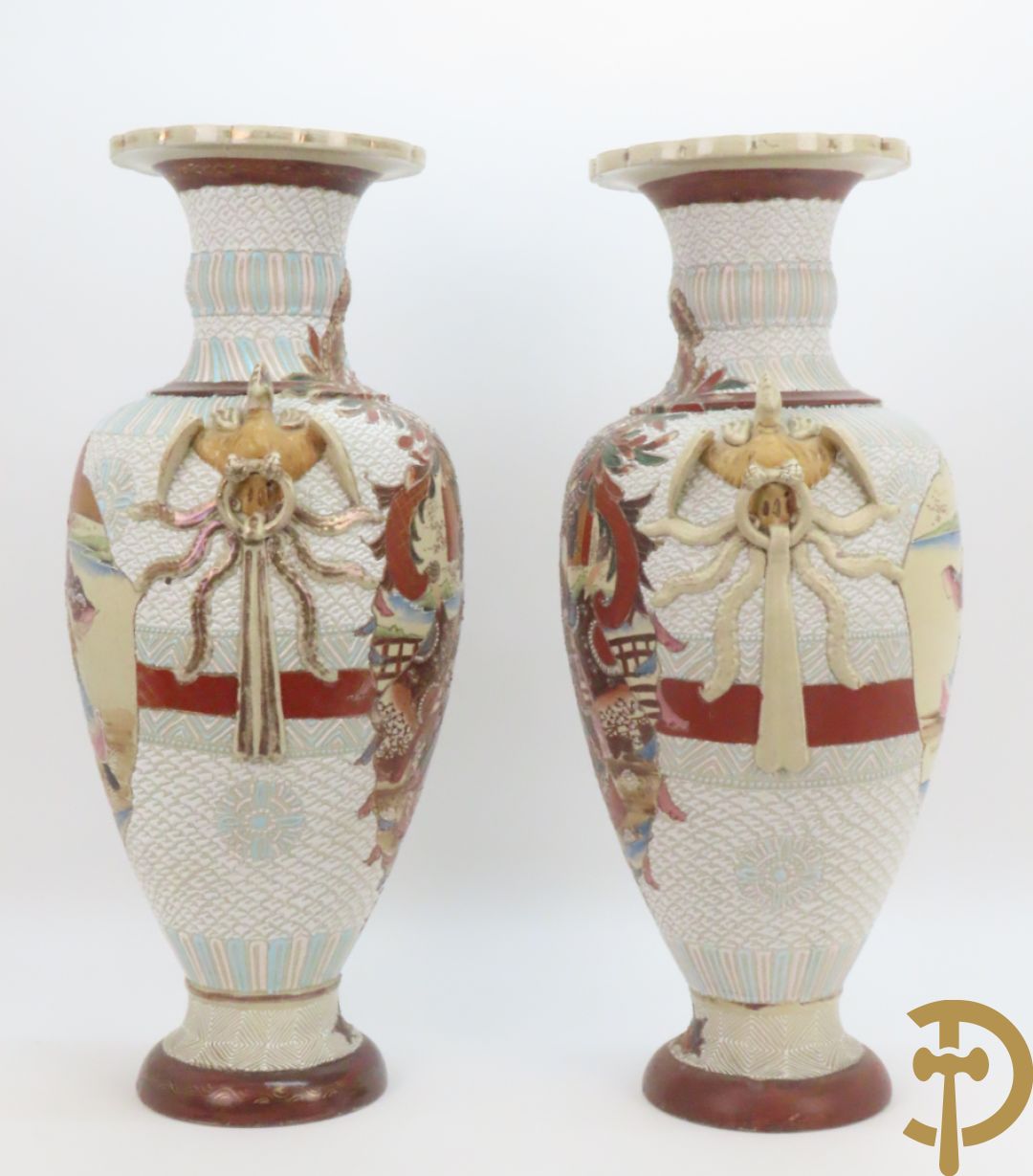 Paar Japanse Satsumat vazen met kijgerdecor en geanimeerde scènes, zijdelings met vogels bezet