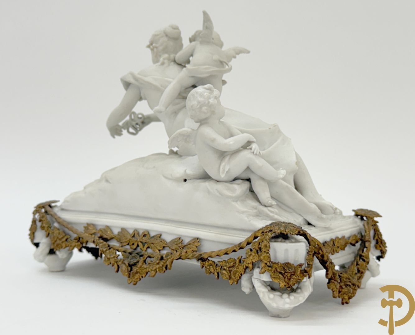 Biscuittafereel met dame met strik en 3 cupido