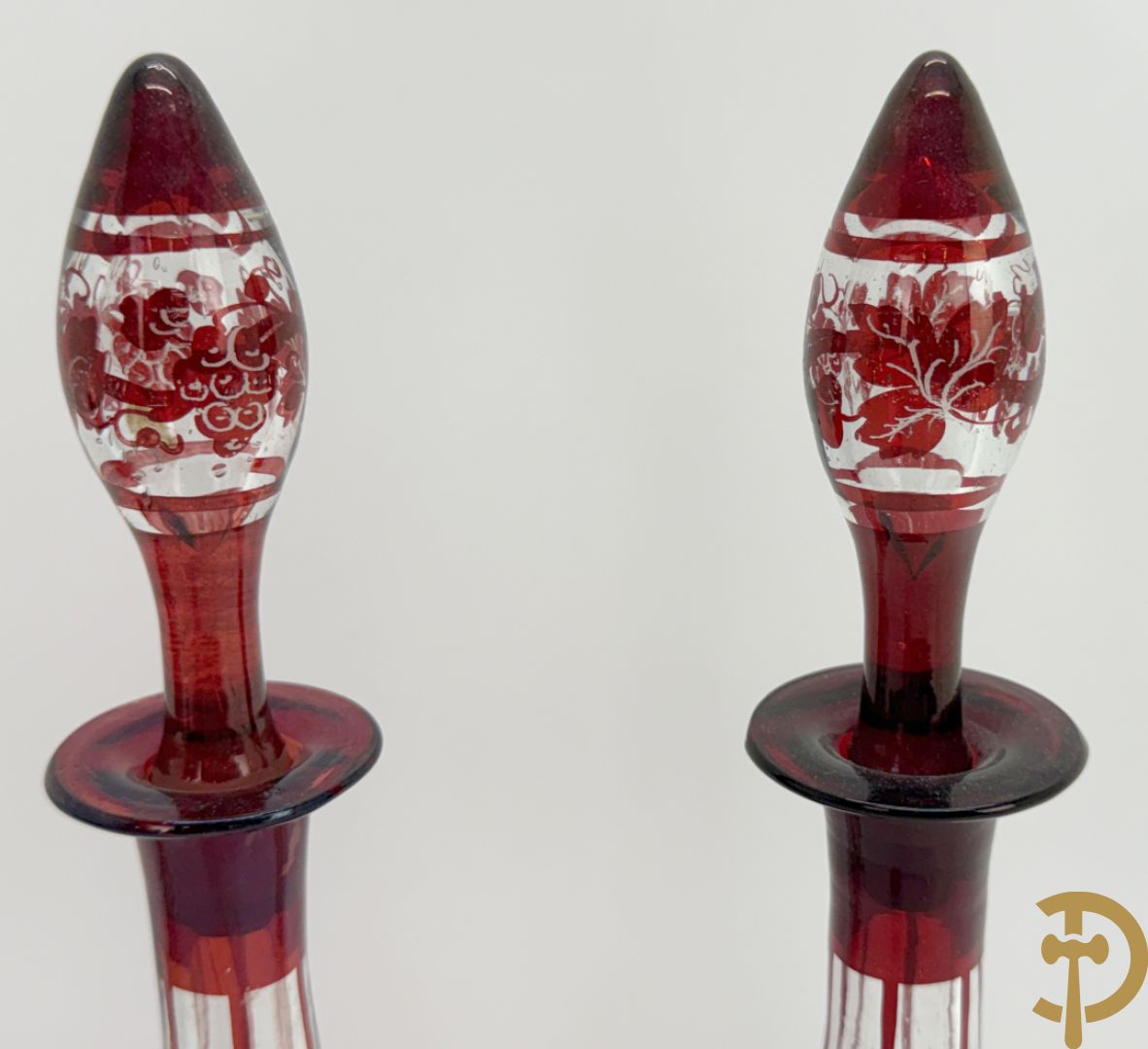 Paarse en rood gekleurde kristallen karaf Val-Saint-Lambert + 2 Boheemse karaffen + verzilverde decanteur met Louis XV motieven