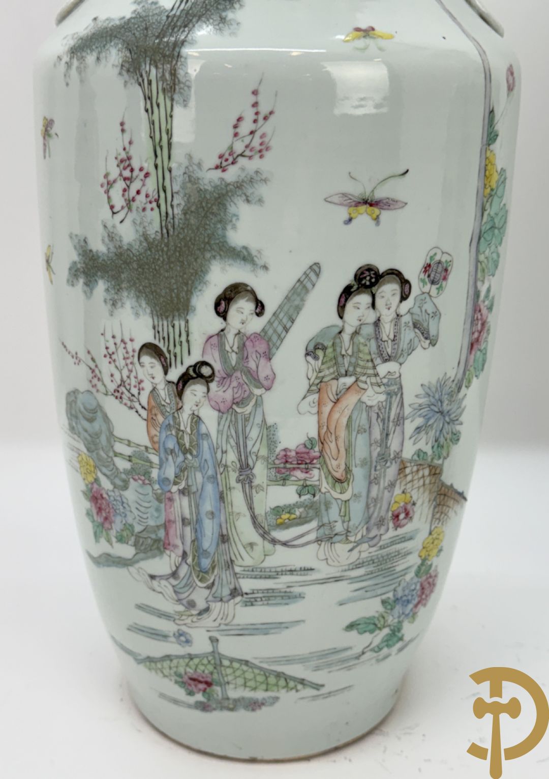 Paar Chinese porseleinen vazen met decor van dames in landschap