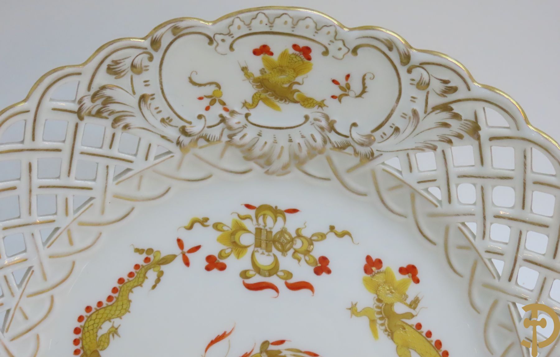 Zes porseleinen borden onder gemerkt met zwaarden / Meissen : 1 bord met stadstafereel, 1 verlucht bord met drakendecor, 1 bord met vogeldecor, 1 met bloemen en 2 met bloemendecor omgeven door vergulde rand