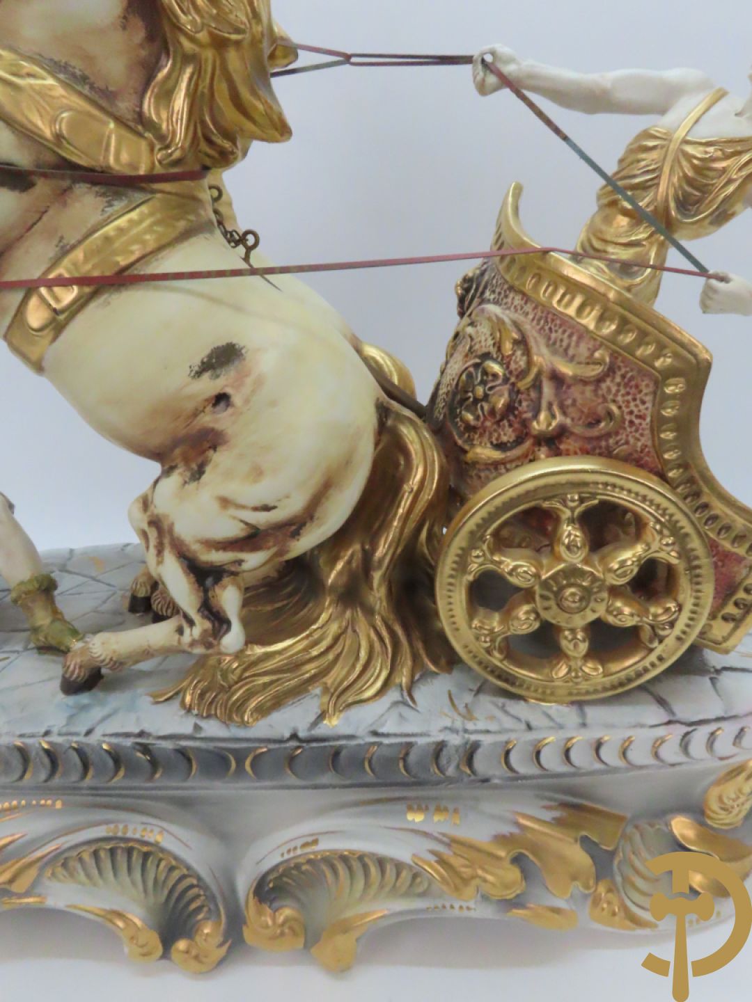 Beeld van strijdwagen met steigerende paarden 