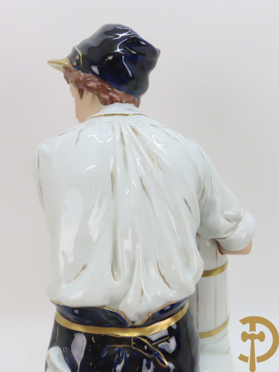 Paar Royal Dux personages van dame en heer bij de waterkraan, onderaan gemerkt en genummerd 10965 en 10563