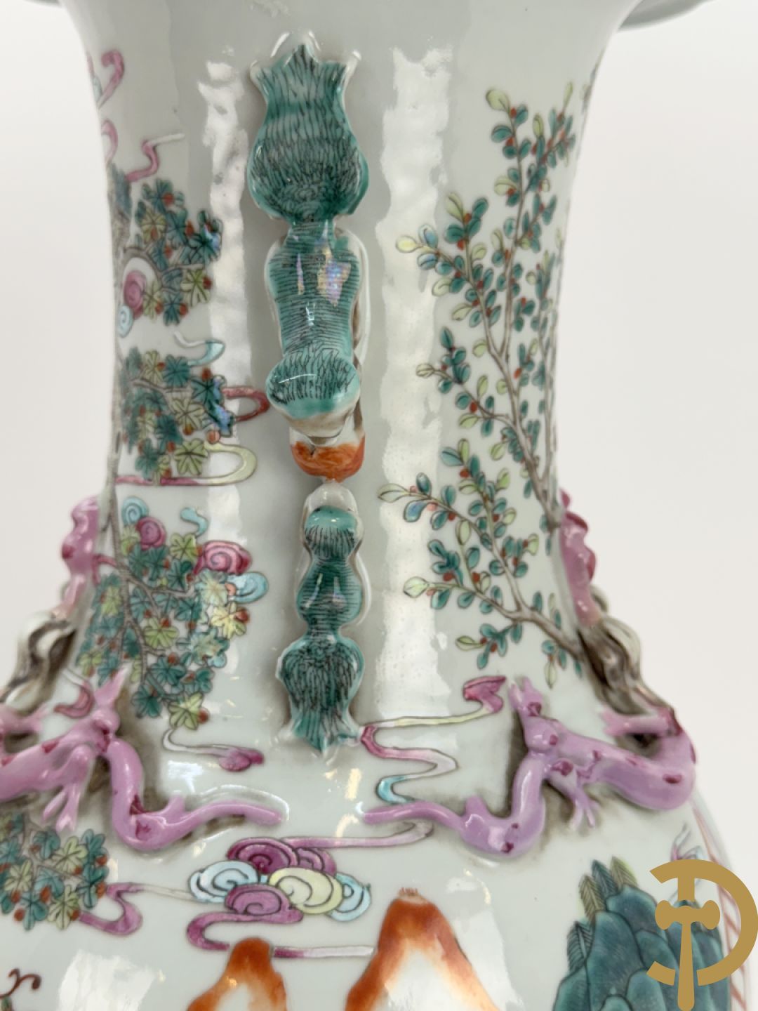 Chinese porseleinen vaas met dubbel decor van dieren, personages, dames en kinderen