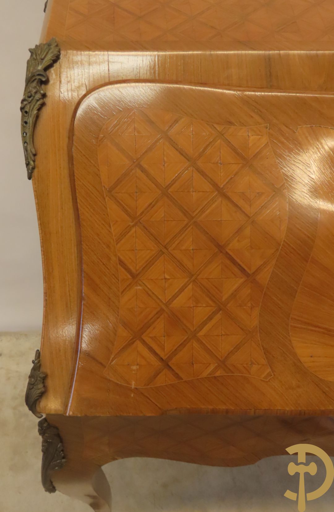 Notelaren damesklapsecretaire met parkettage en zonnestraalfineer, bezet met bronsbeslag - op voluutvormige poten