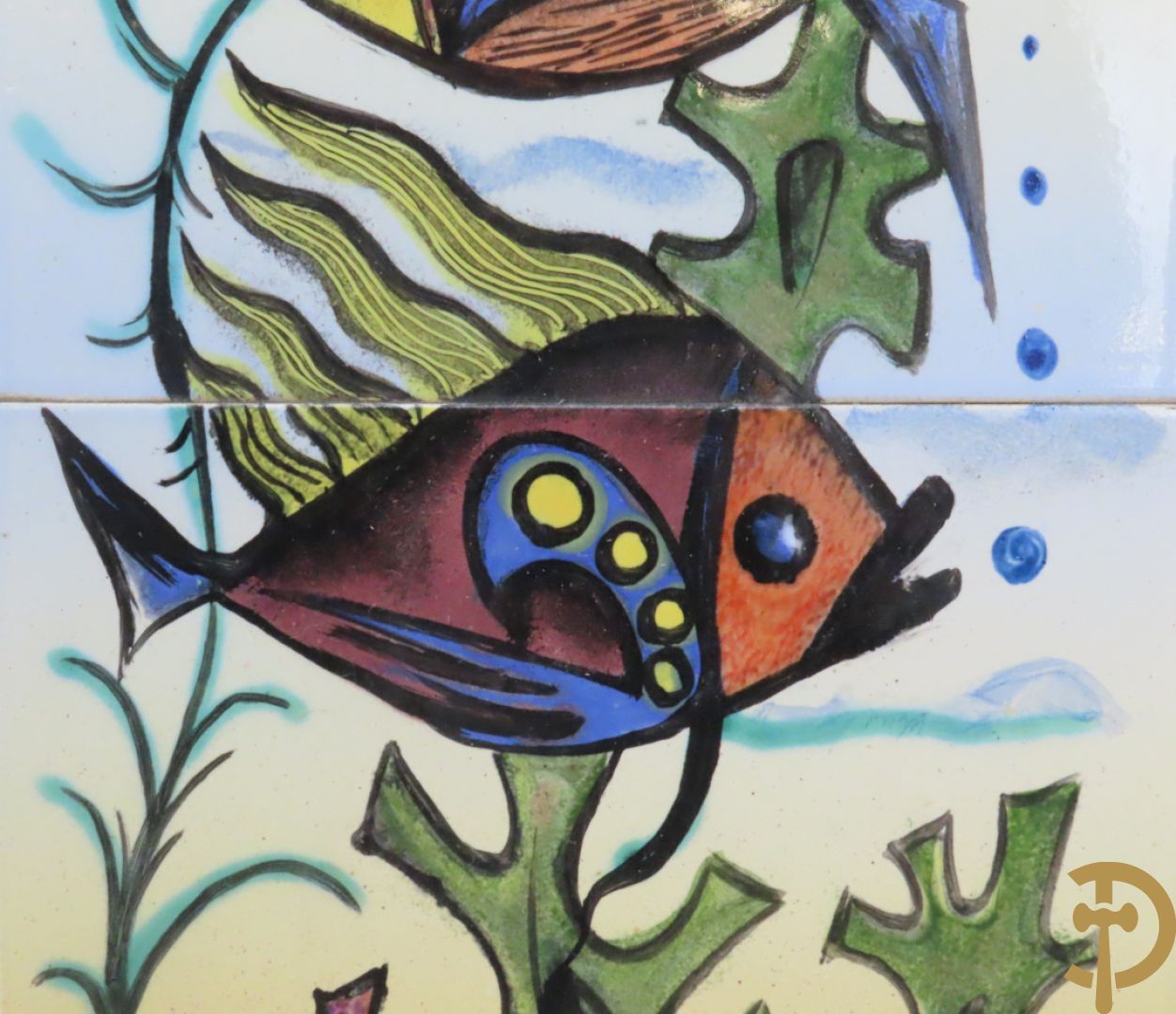 Zes vintage keramiek sculpturen w.o. zeemeermin van Amphora, keramieken vis, plakkette van doedelzakspeler, groepje met 5 kindjes, bord RP gemerkt en basrelief met vissen Vermeire P.