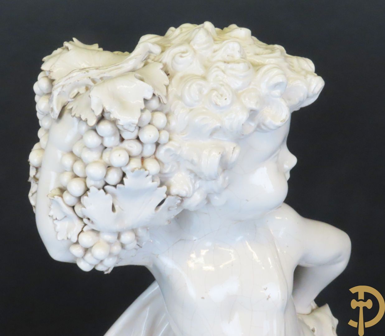 Engel met druiventrossen in Italiaanse majolica op sokkel