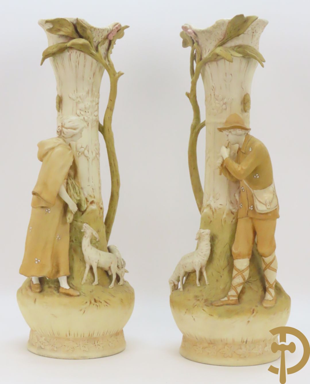 Paar Royal Dux vazen met herderpaar, gemerkt onderaan