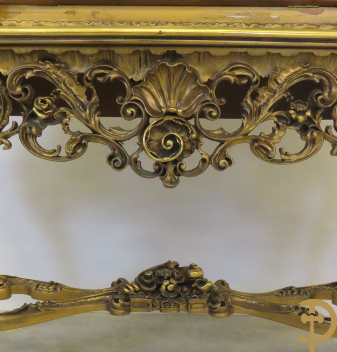 Uitzonderlijke vergulde bar met accanthusranken en bloemenmotieven op voluutvormige poten
