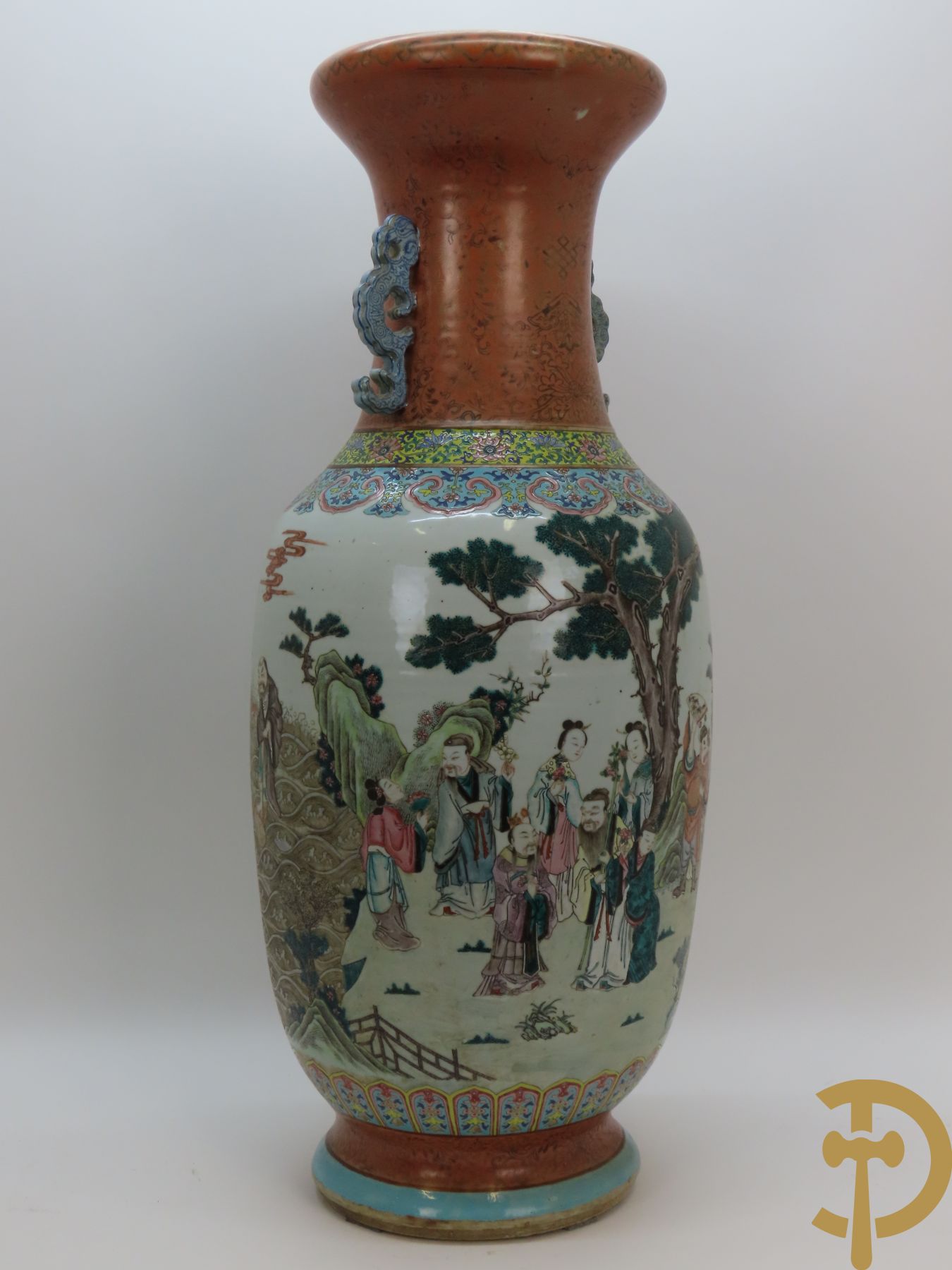 Chinese porseleinen vaas met doorlopend landschap met wijsgeren, dames en hoogwaardigheidsbekleders, onderaan gemerkt