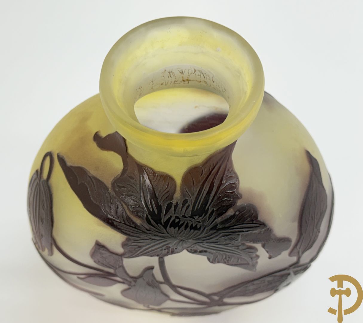 Art Nouveau vaas met gestyleerde bloemen, gezuurd en getekend Gallé