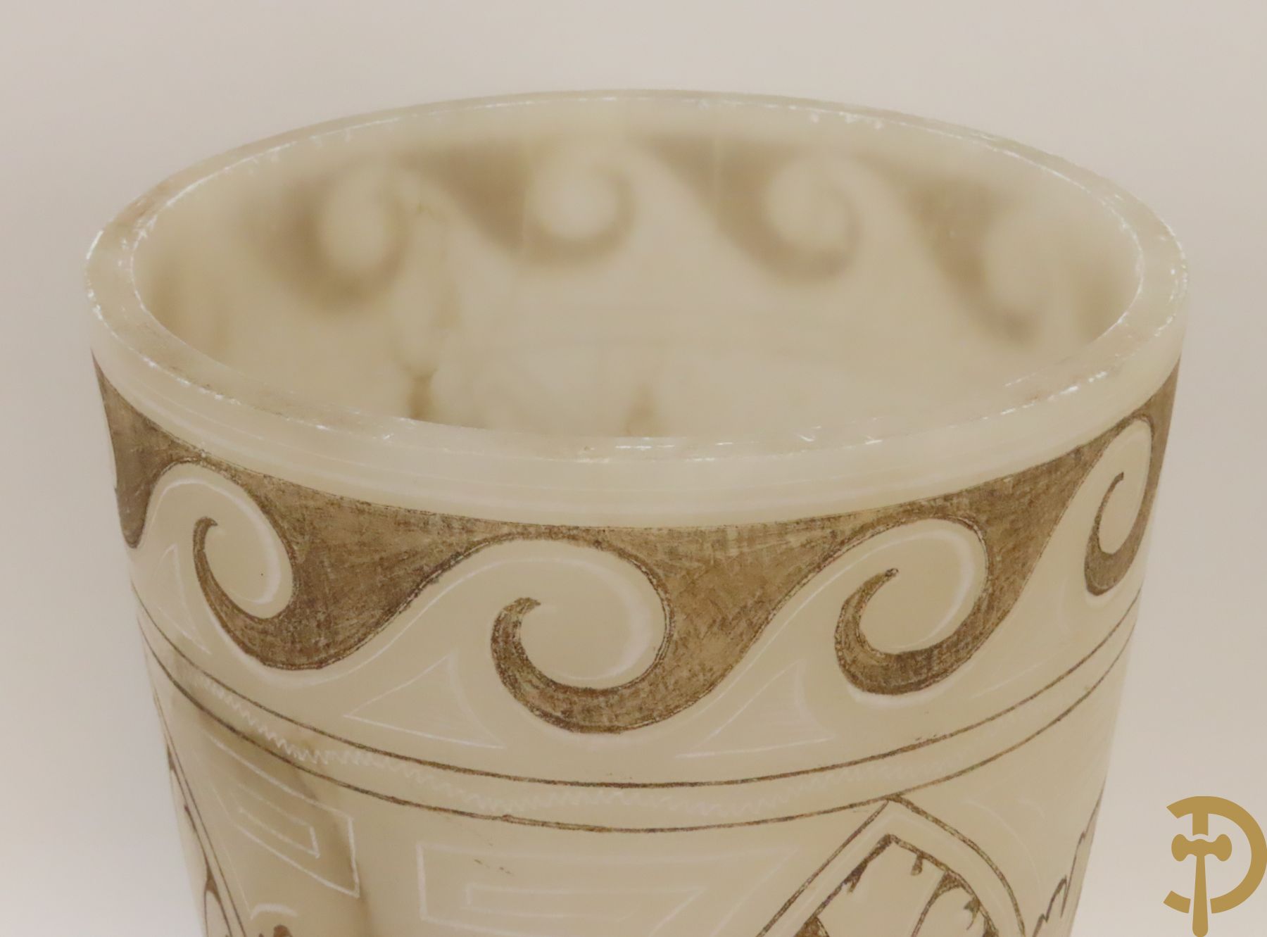 Paar handgesculpteerde onix marmeren Italiaanse potiches met accanthusraken en meanderend decor